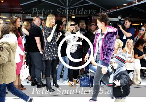 Amsterdam 4 september 2011
Grazia PC Catwalk op de pc hooftstraat. Daphne Deckers kijkt naar dochter Emma
Peter Smulders bv