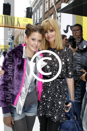 Amsterdam 4 september 2011
Grazia PC Catwalk op de pc hooftstraat. Daphne Deckers kijkt naar dochter Emma
Peter Smulders bv