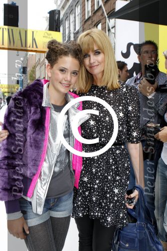 Amsterdam 4 september 2011
Grazia PC Catwalk op de pc hooftstraat. Daphne Deckers kijkt naar dochter Emma
Peter Smulders bv