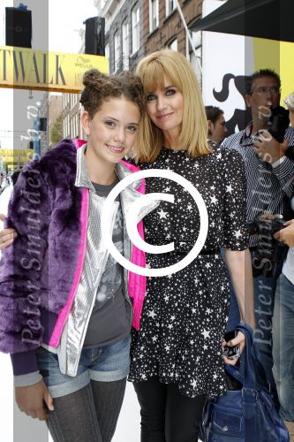 Amsterdam 4 september 2011
Grazia PC Catwalk op de pc hooftstraat. Daphne Deckers kijkt naar dochter Emma
Peter Smulders bv