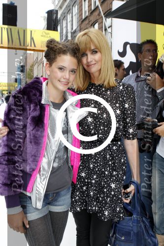 Amsterdam 4 september 2011
Grazia PC Catwalk op de pc hooftstraat. Daphne Deckers kijkt naar dochter Emma
Peter Smulders bv