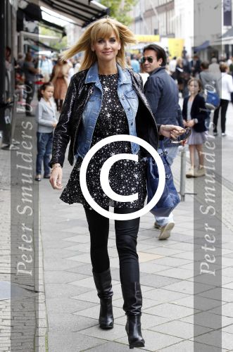 Amsterdam 4 september 2011
Grazia PC Catwalk op de pc hooftstraat. Daphne Deckers kijkt naar dochter Emma
Peter Smulders bv