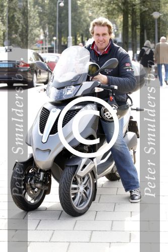 Amsterdam 16 september 2011
Edwin Smulders op zijn Piaggio MP3.
Op deze scooter/motor mag je zonder motor rijbewijs rijden.
Peter Smulders bv