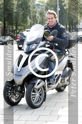 Amsterdam 16 september 2011
Edwin Smulders op zijn Piaggio MP3.
Op deze scooter/motor mag je zonder motor rijbewijs rijden.
Peter Smulders bv