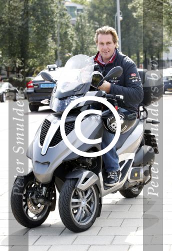 Amsterdam 16 september 2011
Edwin Smulders op zijn Piaggio MP3.
Op deze scooter/motor mag je zonder motor rijbewijs rijden.
Peter Smulders bv