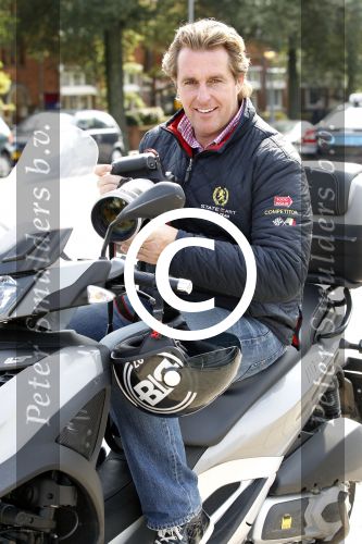 Amsterdam 16 september 2011
Edwin Smulders op zijn Piaggio MP3.
Op deze scooter/motor mag je zonder motor rijbewijs rijden.
Peter Smulders bv