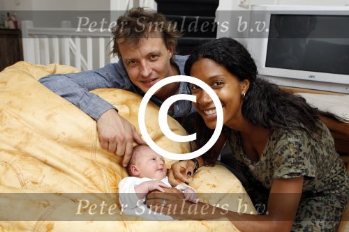 Amsterdam 26 augustus 2011
georgina kwakye en skip met hun dochtertje thuis.
Peter Smulders bv