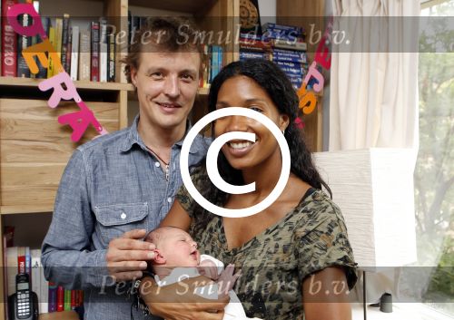 Amsterdam 26 augustus 2011
georgina kwakye en skip met hun dochtertje thuis.
Peter Smulders bv