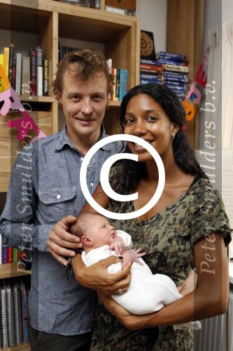 Amsterdam 26 augustus 2011
georgina kwakye en skip met hun dochtertje thuis.
Peter Smulders bv