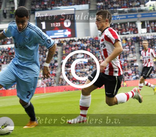 Eindhoven, 18 September 2011
PSV-AJAX, eindstand 2-2 Kompetitie  Seizoen 2011-2012
Gregory v d Wiel in duel met Dries Mertens
Foto Peter Smulders BV