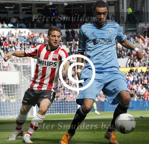 Eindhoven, 18 September 2011
PSV-AJAX, eindstand 2-2 Kompetitie  Seizoen 2011-2012
Gregory v d Wiel in duel met Dries Mertens
Foto Peter Smulders BV