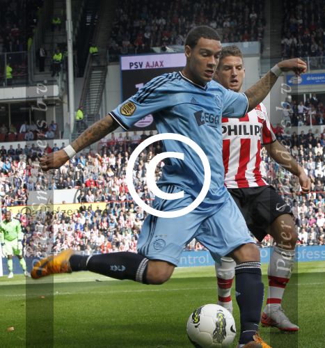 Eindhoven, 18 September 2011
PSV-AJAX, eindstand 2-2 Kompetitie  Seizoen 2011-2012
Gregory v d Wiel in duel met Dries Mertens
Foto Peter Smulders BV
