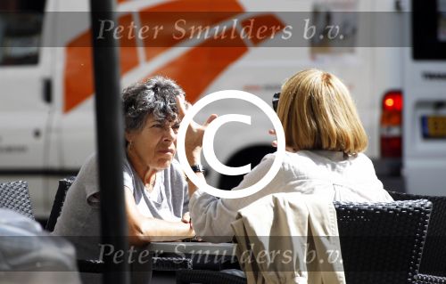 Amsterdam 16 augustus 2011
Hanneke Groenteman met een vriendin op terras.
Peter Smulders bv