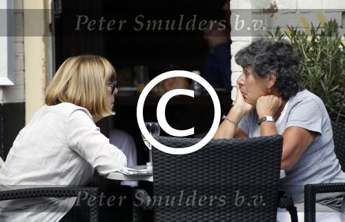 Amsterdam 16 augustus 2011
Hanneke Groenteman met een vriendin op terras.
Peter Smulders bv