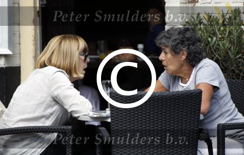 Amsterdam 16 augustus 2011
Hanneke Groenteman met een vriendin op terras.
Peter Smulders bv