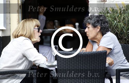 Amsterdam 16 augustus 2011
Hanneke Groenteman met een vriendin op terras.
Peter Smulders bv