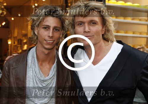 Amsterdam 5 september 2011
Premiere double trouble in tuschinski. hans Klok met vriend James en zijn familie
Peter Smulders bv