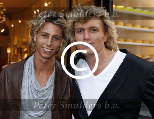 Amsterdam 5 september 2011
Premiere double trouble in tuschinski. hans Klok met vriend James en zijn familie
Peter Smulders bv