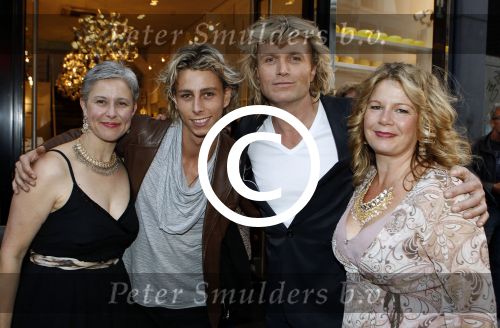 Amsterdam 5 september 2011
Premiere double trouble in tuschinski. hans Klok met vriend James en zijn familie
Peter Smulders bv