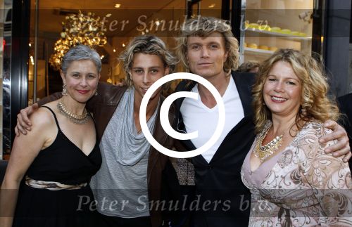Amsterdam 5 september 2011
Premiere double trouble in tuschinski. hans Klok met vriend James en zijn familie
Peter Smulders bv