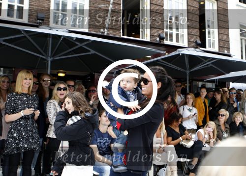 Amsterdam 4 september 2011
Grazia PC Catwalk op de pc hooftstraat. Fiona Heering met dochter India
Peter Smulders bv