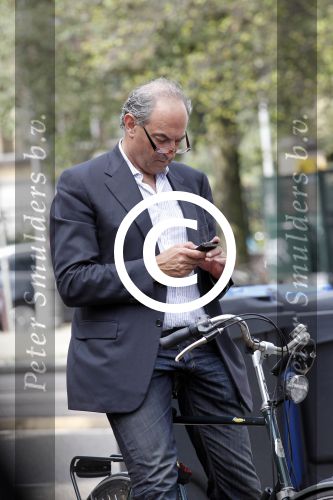 Amsterdam 22 augustus 2011
Job Cohen leest zijn mail op zijn mobiel tijdens fiestocht door de stad.
Peter Smulders bv