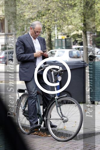 Amsterdam 22 augustus 2011
Job Cohen leest zijn mail op zijn mobiel tijdens fiestocht door de stad.
Peter Smulders bv