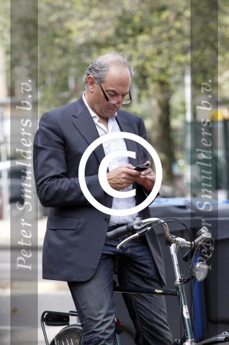 Amsterdam 22 augustus 2011
Job Cohen leest zijn mail op zijn mobiel tijdens fiestocht door de stad.
Peter Smulders bv