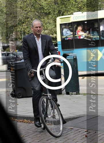 Amsterdam 22 augustus 2011
Job Cohen leest zijn mail op zijn mobiel tijdens fiestocht door de stad.
Peter Smulders bv