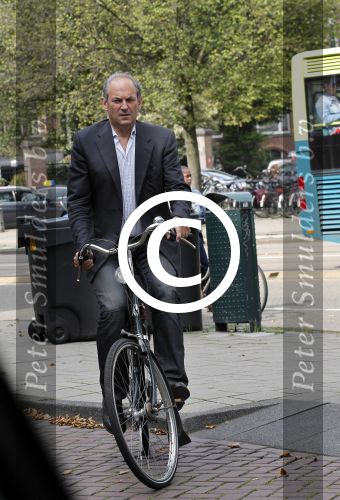 Amsterdam 22 augustus 2011
Job Cohen leest zijn mail op zijn mobiel tijdens fiestocht door de stad.
Peter Smulders bv