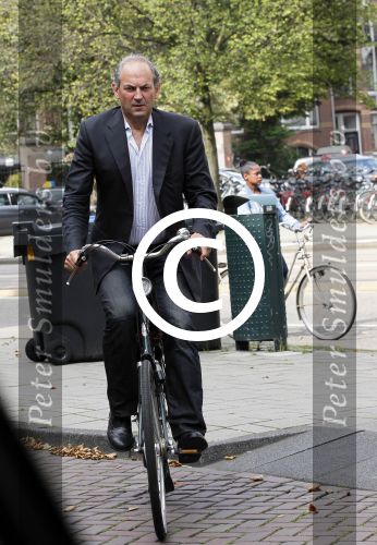 Amsterdam 22 augustus 2011
Job Cohen leest zijn mail op zijn mobiel tijdens fiestocht door de stad.
Peter Smulders bv