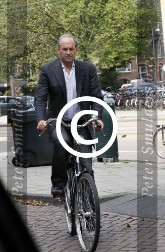 Amsterdam 22 augustus 2011
Job Cohen leest zijn mail op zijn mobiel tijdens fiestocht door de stad.
Peter Smulders bv