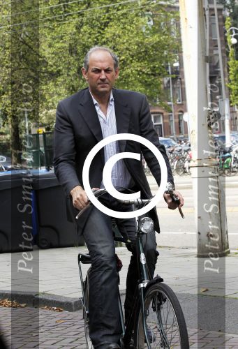 Amsterdam 22 augustus 2011
Job Cohen leest zijn mail op zijn mobiel tijdens fiestocht door de stad.
Peter Smulders bv