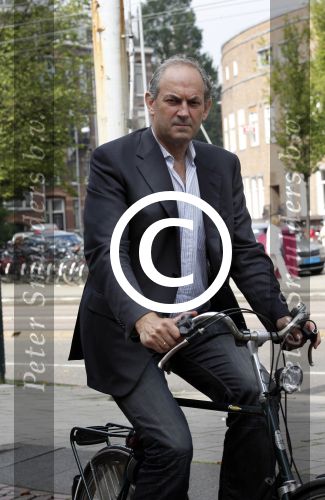 Amsterdam 22 augustus 2011
Job Cohen leest zijn mail op zijn mobiel tijdens fiestocht door de stad.
Peter Smulders bv