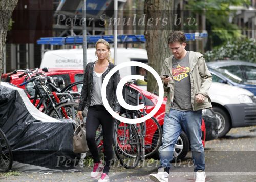 Amsterdam 26 augustus 2011
Johnny de Mol met zijn manager Carlijn de Vries op straat.
Peter Smulders bv