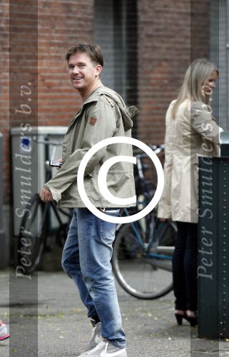 Amsterdam 26 augustus 2011
Johnny de Mol met zijn manager Carlijn de Vries op straat.
Peter Smulders bv