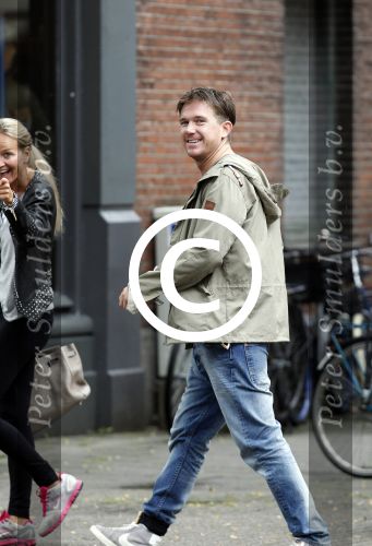 Amsterdam 26 augustus 2011
Johnny de Mol met zijn manager Carlijn de Vries op straat.
Peter Smulders bv