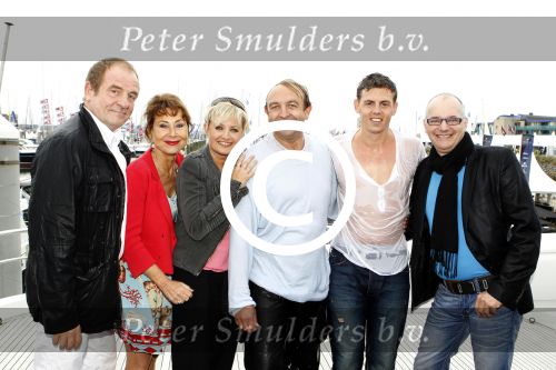 Ijmuiden 9 september 2011
Presentatie cast kantje boord van Rick Engelkes met Jon v Eerd Vera Mann Filip Bolluyt Carolien v d Berg Arie Cupe en Mike Weerts op de hiswa.
Peter Smulders bv