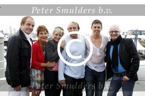 Ijmuiden 9 september 2011
Presentatie cast kantje boord van Rick Engelkes met Jon v Eerd Vera Mann Filip Bolluyt Carolien v d Berg Arie Cupe en Mike Weerts op de hiswa.
Peter Smulders bv