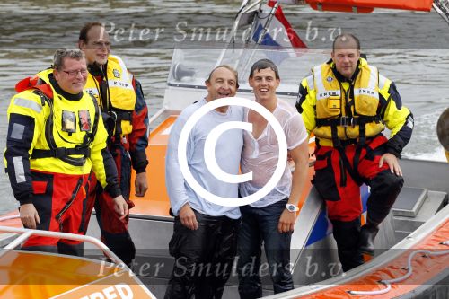 Ijmuiden 9 september 2011
Presentatie cast kantje boord van Rick Engelkes met Jon v Eerd Vera Mann Filip Bolluyt Carolien v d Berg Arie Cupe en Mike Weerts op de hiswa.
Peter Smulders bv