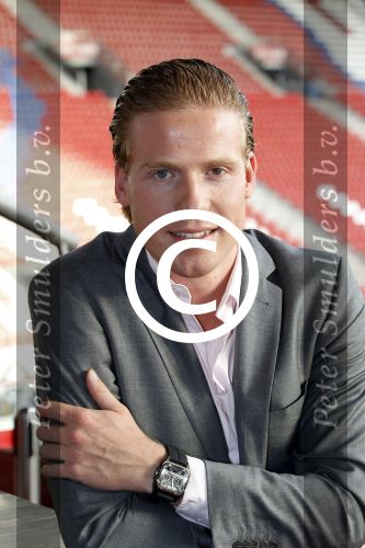 Utrecht 12 september 2011
Presentatie boek Hans v Breukelen in stadion Galgenwaard. Kjeld v Breukelen met vriendin en zijn horlogelijn
Peter Smulders bv