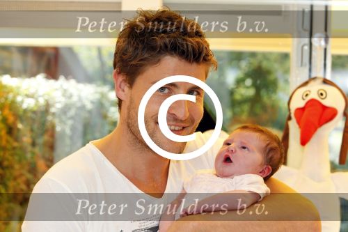 Amsterdam 22 augustus 2011
Koertjan de Bruijn met zijn pasgeboren dochter Fritzi.
Peter Smulders bv