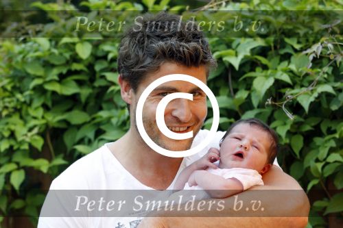 Amsterdam 22 augustus 2011
Koertjan de Bruijn met zijn pasgeboren dochter Fritzi.
Peter Smulders bv