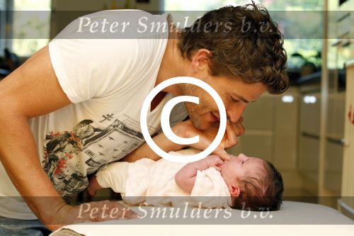 Amsterdam 22 augustus 2011
Koertjan de Bruijn met zijn pasgeboren dochter Fritzi.
Peter Smulders bv