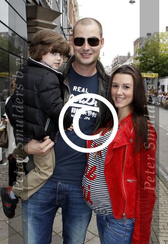 Amsterdam 4 september 2011
Grazia PC Catwalk op de pc hooftstraat. Danielle v Aalderen zwanger met zoon en man Lange Frans
Peter Smulders bv