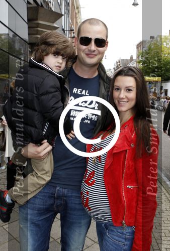 Amsterdam 4 september 2011
Grazia PC Catwalk op de pc hooftstraat. Danielle v Aalderen zwanger met zoon en man Lange Frans
Peter Smulders bv