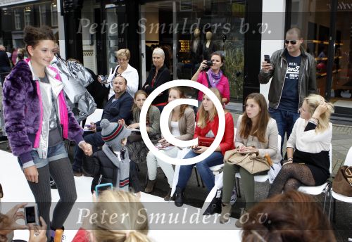 Amsterdam 4 september 2011
Grazia PC Catwalk op de pc hooftstraat. Lange Frans fotografeert zoon
Peter Smulders bv