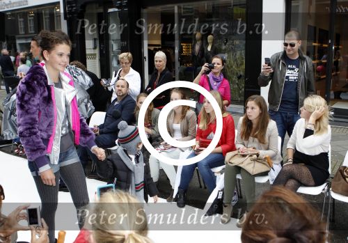 Amsterdam 4 september 2011
Grazia PC Catwalk op de pc hooftstraat. Lange Frans fotografeert zoon
Peter Smulders bv