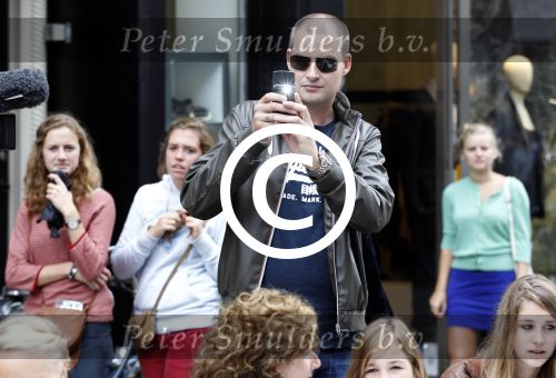 Amsterdam 4 september 2011
Grazia PC Catwalk op de pc hooftstraat. Lange Frans maakt foto\'s van zijn zoon
Peter Smulders bv