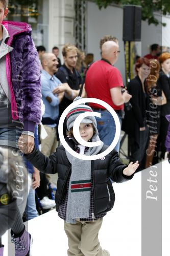 Amsterdam 4 september 2011
Grazia PC Catwalk op de pc hooftstraat. Lange Frans maakt foto\'s van zijn zoon
Peter Smulders bv